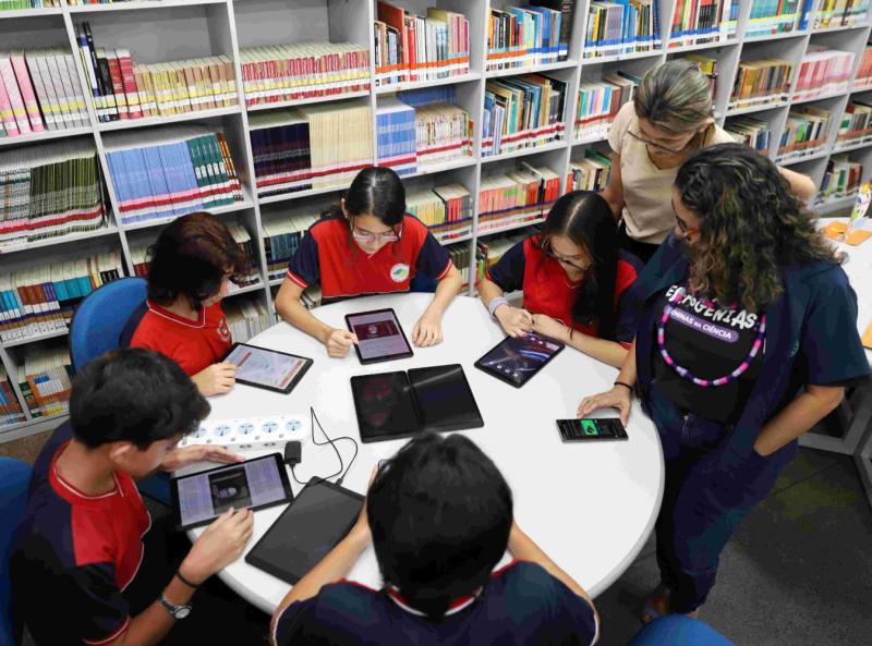 Alunos de Escola de Estadual Tempo Integral participam de curso de astronomia da USP