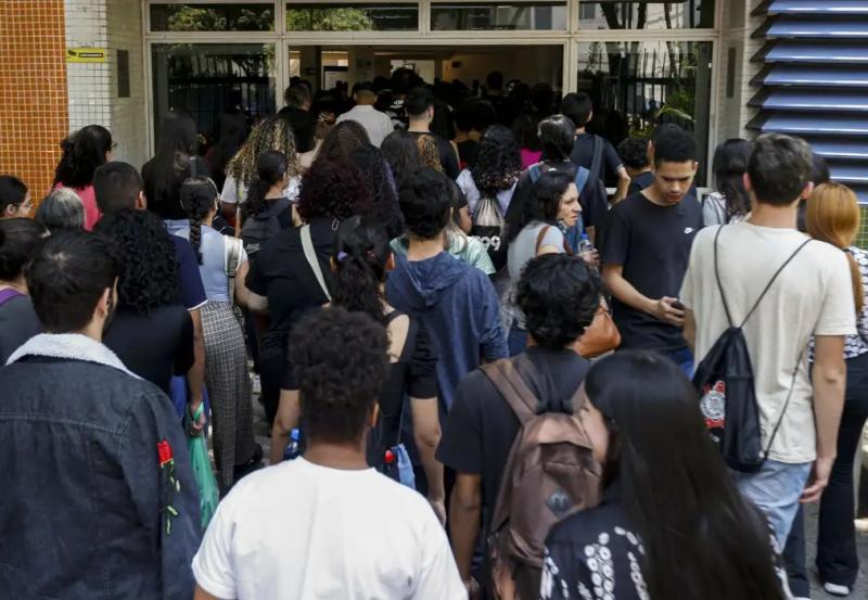 Estudantes começam a receber primeira parcela do Programa Pé-de-Meia