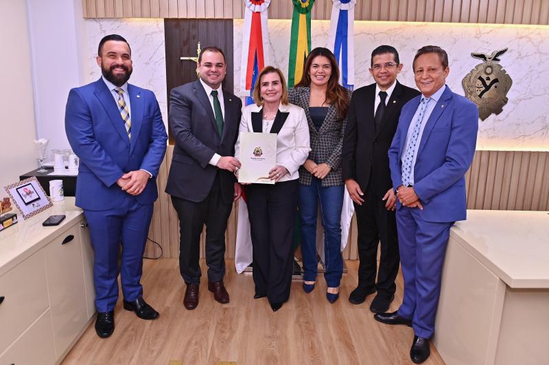 Roberto Cidade recebe relatório anual de atividades do TCE-AM das mãos da conselheira-presidente Yara Lins