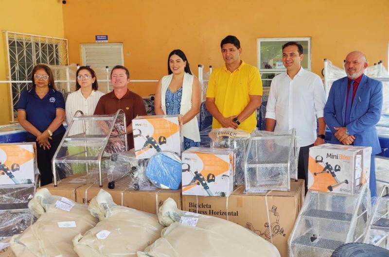 Bi Garcia entrega equipamentos de saúde em parceria com deputada Mayra Dias
