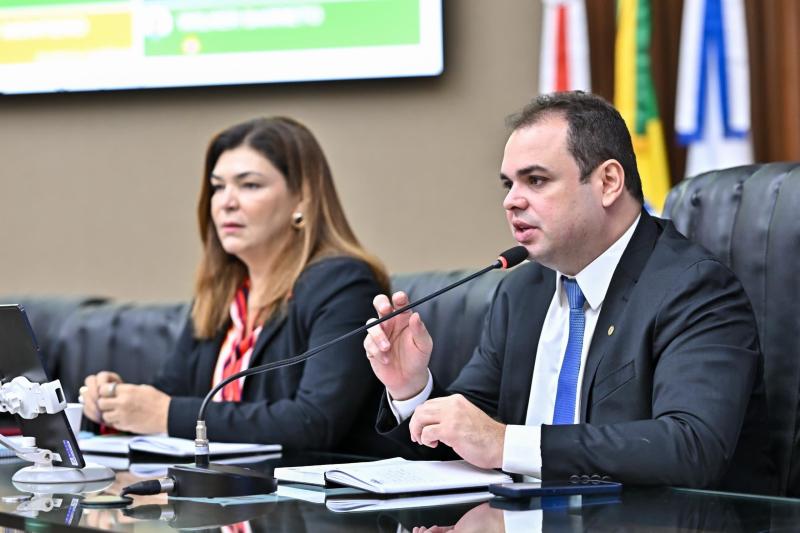 Já é lei a proposta de Roberto Cidade que assegura à mulher o direito a acompanhante durante consultas médicas e realização de exames