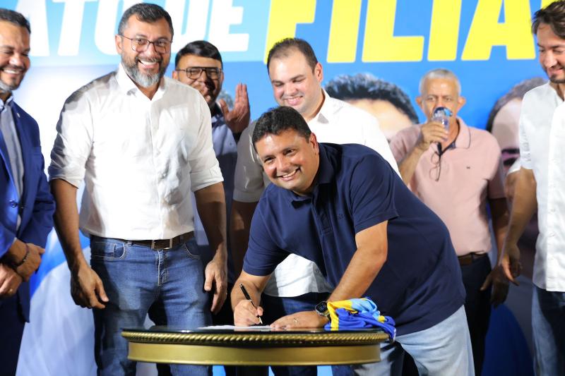 Presidente do União Brasil Amazonas, Wilson Lima, assina filiação do vereador Caio André no partido