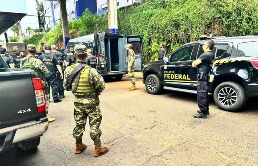 Paraguai entrega 25 presos brasileiros à Polícia Federal
