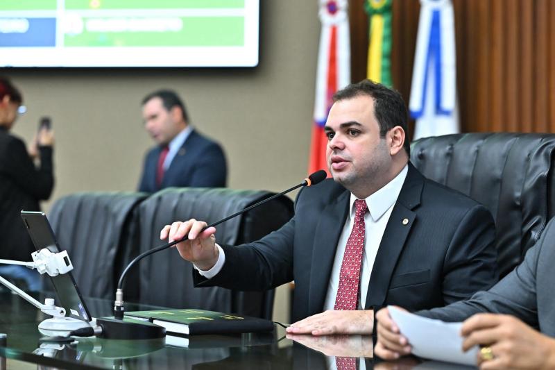 Entra em vigor lei de Roberto Cidade que reforça atendimento à mulher com endometriose 