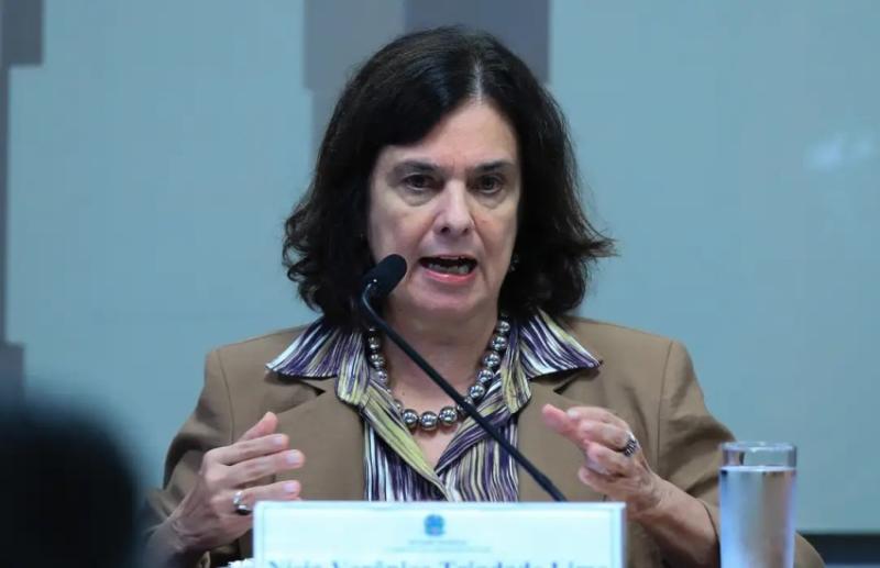 Ministra cita negacionismo ao comentar baixa adesão à vacina da dengue