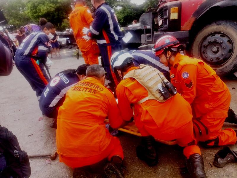 Com trabalho técnico minucioso, bombeiros resgatam homem preso embaixo da roda de caçamba