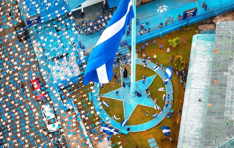 Hasteamento do Pavilhão Caprichoso abre oficialmente a semana azulada em Parintins