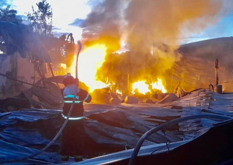 Em Rio Preto da Eva, bombeiros combatem incêndio de grande proporção em fábrica de colchões