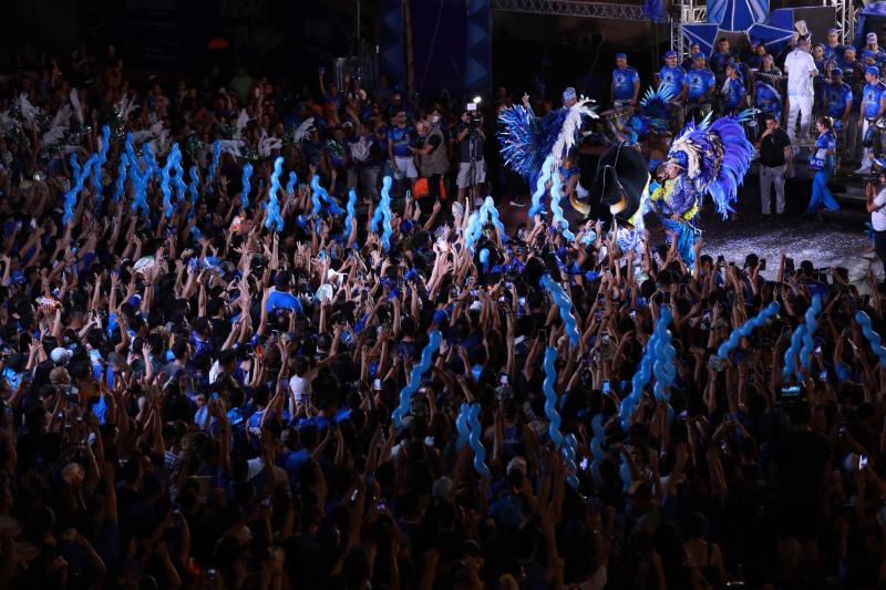 Torcida azulada lota o Sambódromo no lançamento do álbum 'Cultura - O Triunfo do Povo'