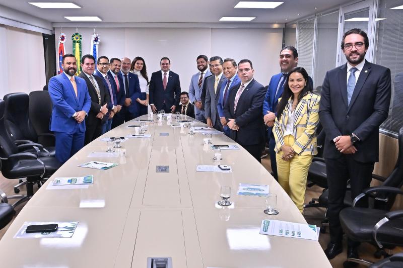 Roberto Cidade recebe do reitor da UEA, André Zogahib, minuta de projeto que restabelece percentual de vagas para estudantes do Amazonas