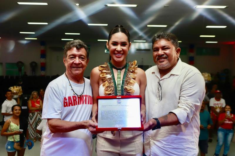 ‘Representou nossa cultura amazônica’, diz Fred Góes na entrega do Título de Embaixadora do Festival de Parintins à Isabelle Nogueira 
