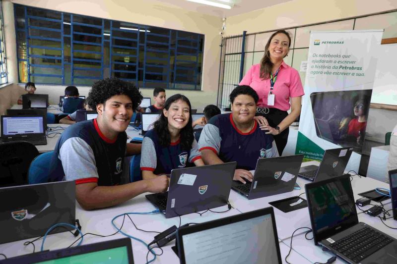 Secretaria de Educação entrega notebooks para escolas contempladas em edital da Petrobras 