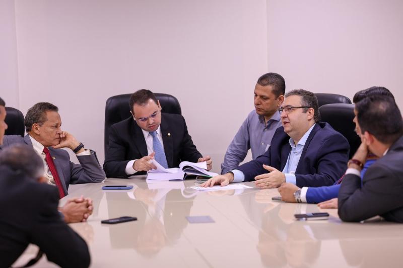 Roberto Cidade recebe do secretário da Sefaz, Alex Del Giglio, o Relatório de Gestão Anual/2023 da pasta