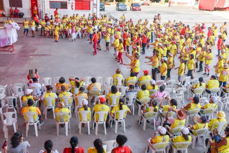 Boi Garantido proporciona tarde cultural com muita toada para turma do Programa do Idoso de Parintins