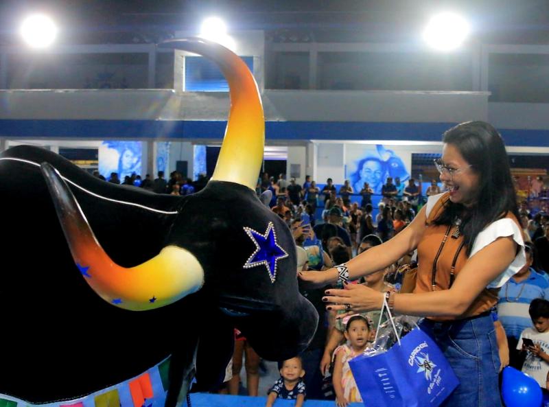 Artista indígena Márcia Kambeba é homenageada pelo boi Caprichoso na tarde alegre infantil
