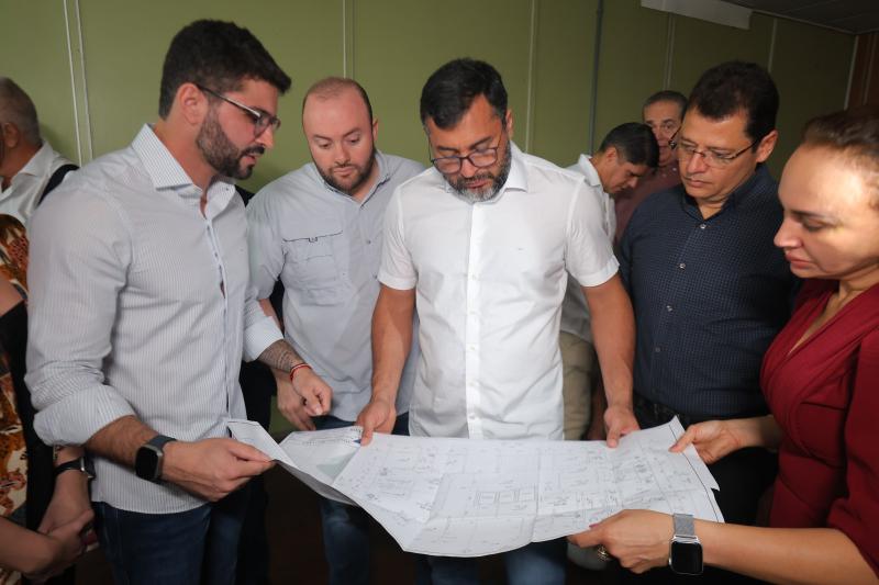 Wilson Lima vistoria prédio da antiga Receita Federal que será transformado em moradias pelo Amazonas Meu Lar