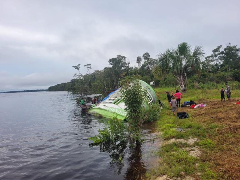 Embarcação com servidores da Prefeitura de Santa Isabel do Rio Negro naufraga no Amazonas