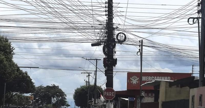 Rede de fibra óptica tem provocado poluição visual em Parintins