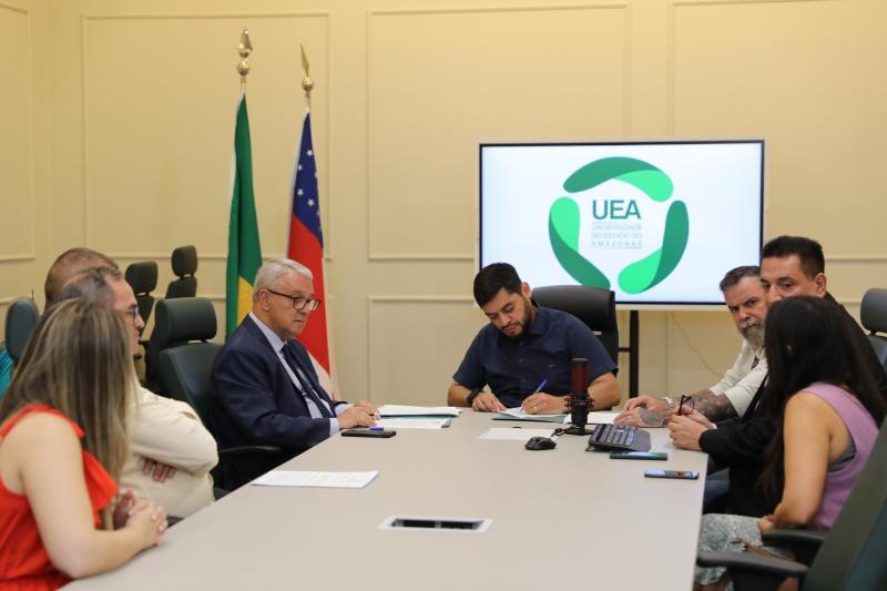 UEA e Sistema Encontro das Águas assinam termo de cooperação para exibir aulas do Pré-Vest