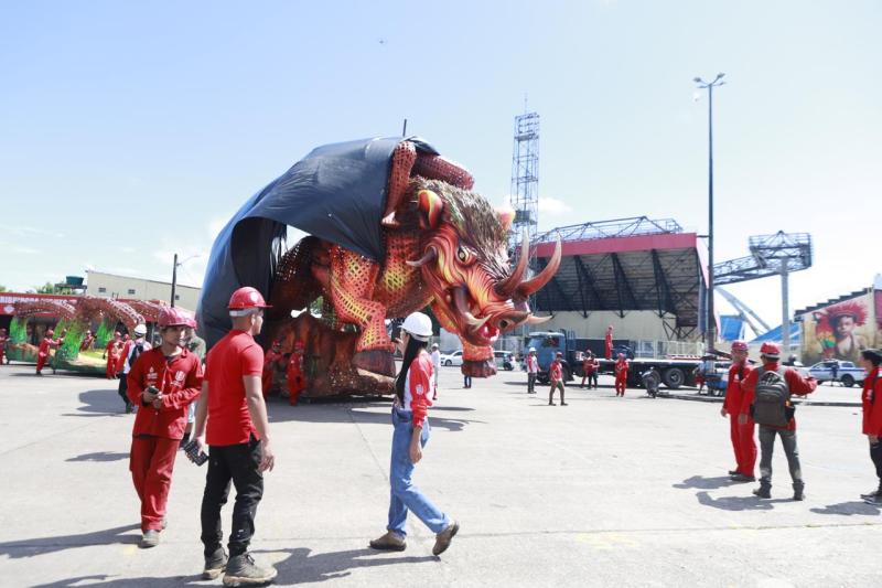 Garantido inicia translado de alegorias para a concentração do Bumbódromo