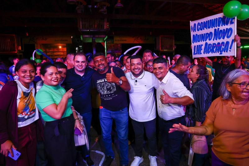 População reclama para o pré-candidato Roberto Cidade sobre a má qualidade da assistência básica de saúde e a falta de creches em Manaus