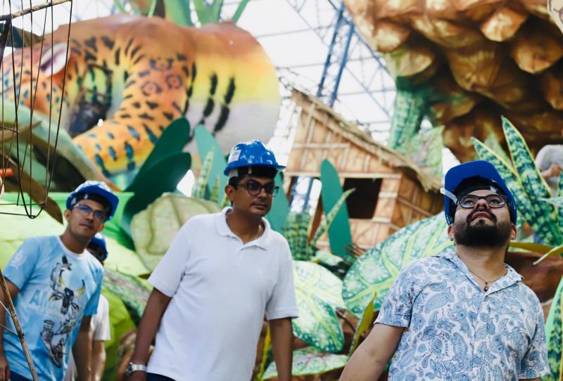 Durante visita ao Galpão do Caprichoso, secretário Marcos Apolo elogia artistas: “Parabéns pelo trabalho extraordinário”