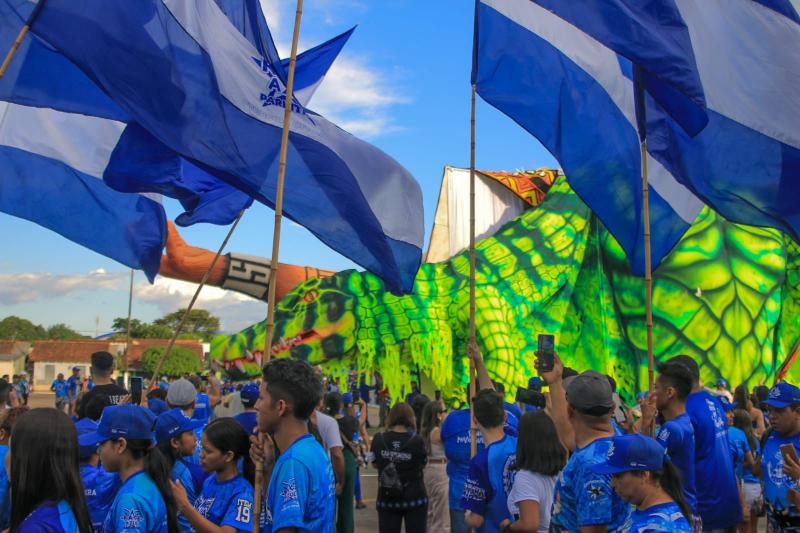 Em clima de festival, Boi Caprichoso inicia o translado das alegorias para a concentração no Bumbódromo
