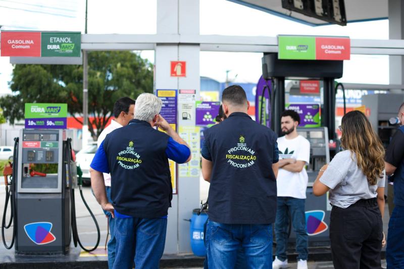 Procon-AM autua posto de combustível a prestar esclarecimento sobre venda de combustível adulterado