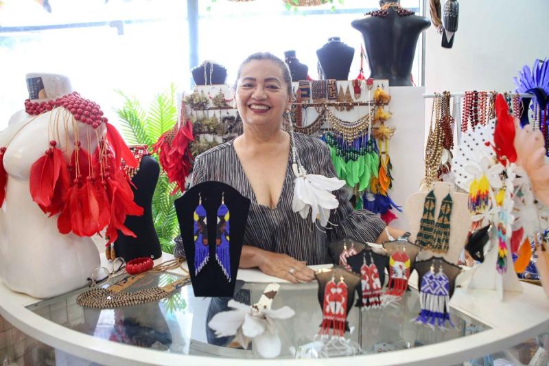 Festival de Parintins 2024: Amazonas To Go auxilia turistas na compra de acessórios e adereços artesanais
