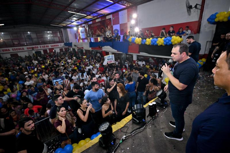 População lota quadra de escola de samba na zona Leste para escutar as propostas do pré-candidato Roberto Cidade para Manaus