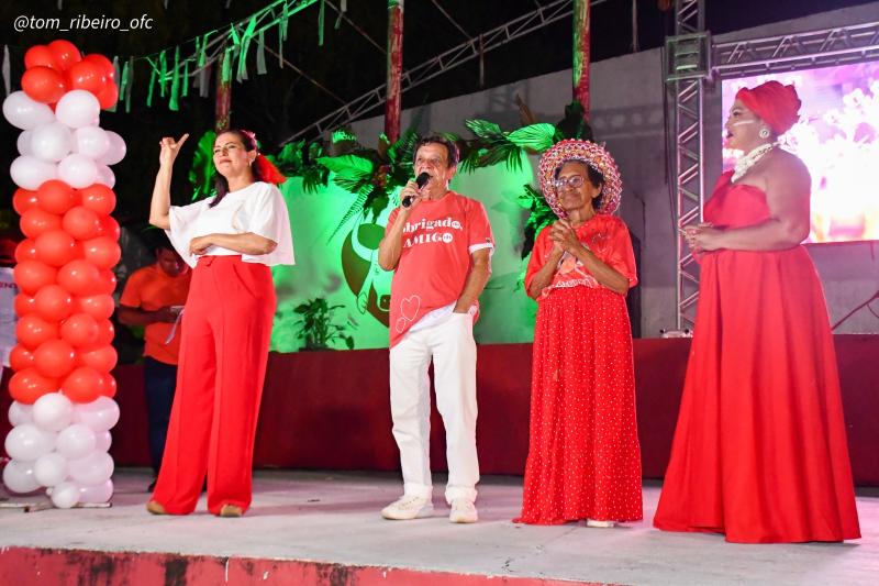 Garantido cumpre promessa de Lindolfo Monteverde e brinca nas ruas de Parintins