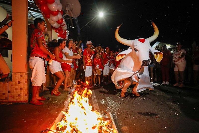 Festival de Parintins 2024: Tradicional Ladainha do Boi Garantido atrai multidão para cumprir a promessa do fundador e aniversário do bumbá