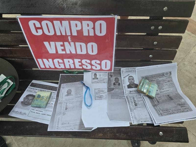Forças de Segurança apreendem dupla flagrada vendendo pulseiras da Festa dos Visitantes 