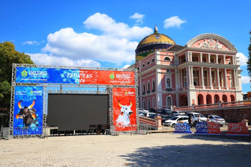 Palco para transmissão ao vivo da Festa dos Visitantes está pronto no Largo São Sebastião, em Manaus
