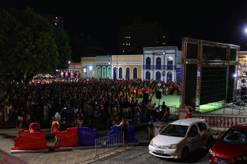 Galeras do Caprichoso e do Garantido reúnem-se no Largo São Sebastião para assistir a última noite