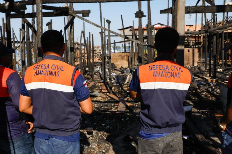 Governo do Amazonas presta assistência às famílias atingidas por incêndio em Nhamundá