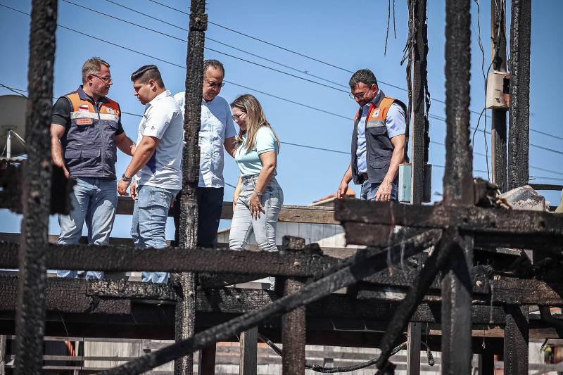 Governador Wilson Lima anuncia medida de ajuda às famílias atingidas por incêndio em Nhamundá