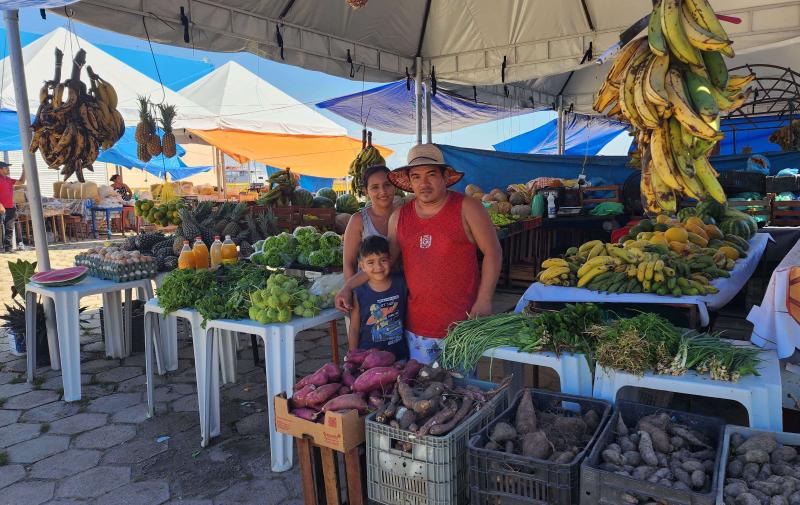 Feira próxima da Praça do Sagrado começa a funcionar no porto de Parintins 