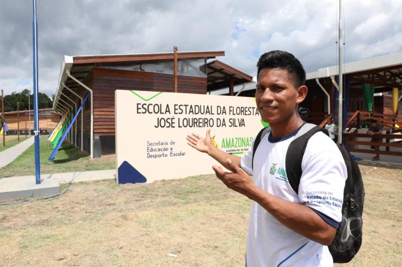 “Fiz parte da construção e vou terminar meus estudos aqui”, diz aluno que fará EJA na primeira Escola da Floresta do país