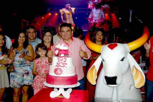 Adelson Albuquerque reverte presentes de aniversário em material de construção para a sede social do Garantido