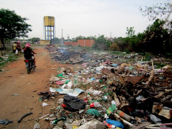 Lixão a céu aberto no Itaúna II é reflexo do desrespeito de comerciantes 