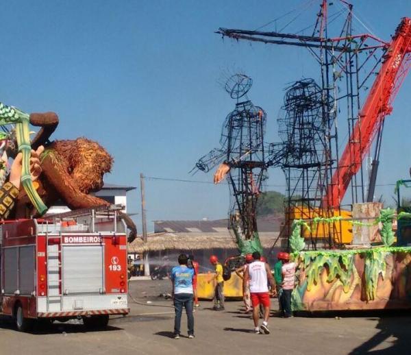 Alegoria do Garantido pega fogo atrás do Bumbódromo
