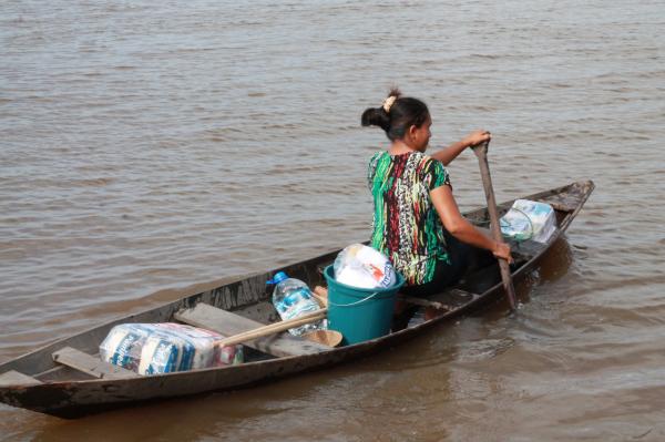 Famílias de Anamã e mais nove municípios recebem ajuda humanitária do Estado