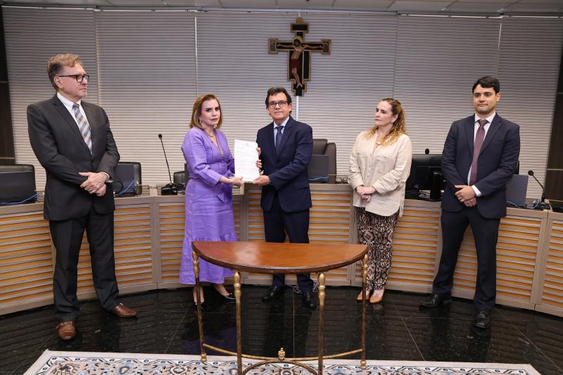 Presidente do TCE-AM entrega à Justiça Eleitoral lista de gestores com contas reprovadas