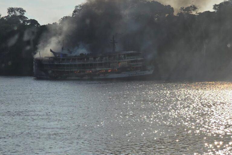 Wilson Lima determina força-tarefa de órgãos para atender vítimas de incêndio em embarcação no rio Solimões 