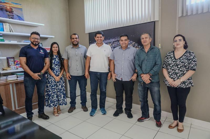 Prefeito de Parintins assina convênios de mais de R$ 71 milhões com a Caixa Econômica para obras de infraestrutura