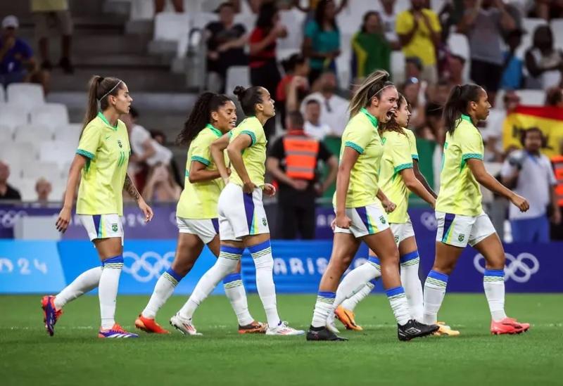 Brasil goleia a Espanha e retorna a uma final olímpica do futebol feminino após 16 anos