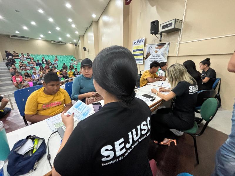 Sejusc realiza 1,9 mil atendimentos durante ação de cidadania em Parintins