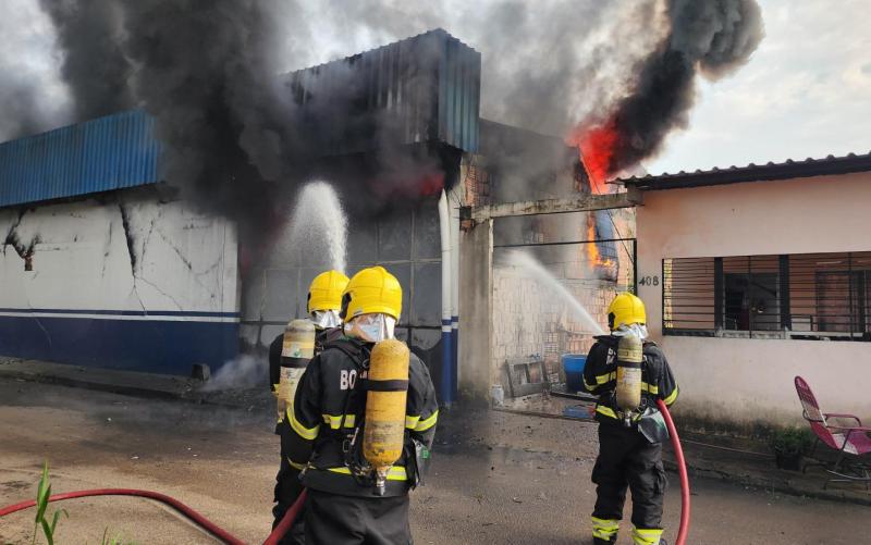 Corpo de Bombeiros combate incêndio em galpão de fábrica na zona norte de Manaus