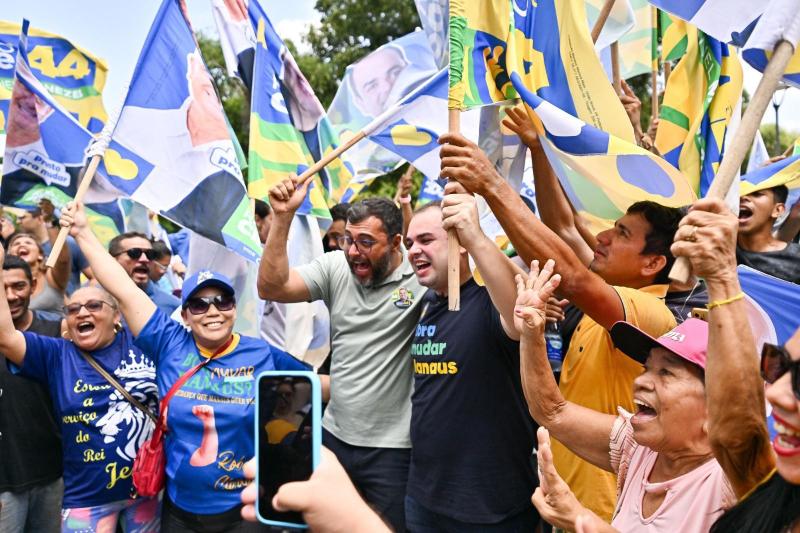 Durante caminhada no Centro, Roberto Cidade ouve queixas e propostas para a região